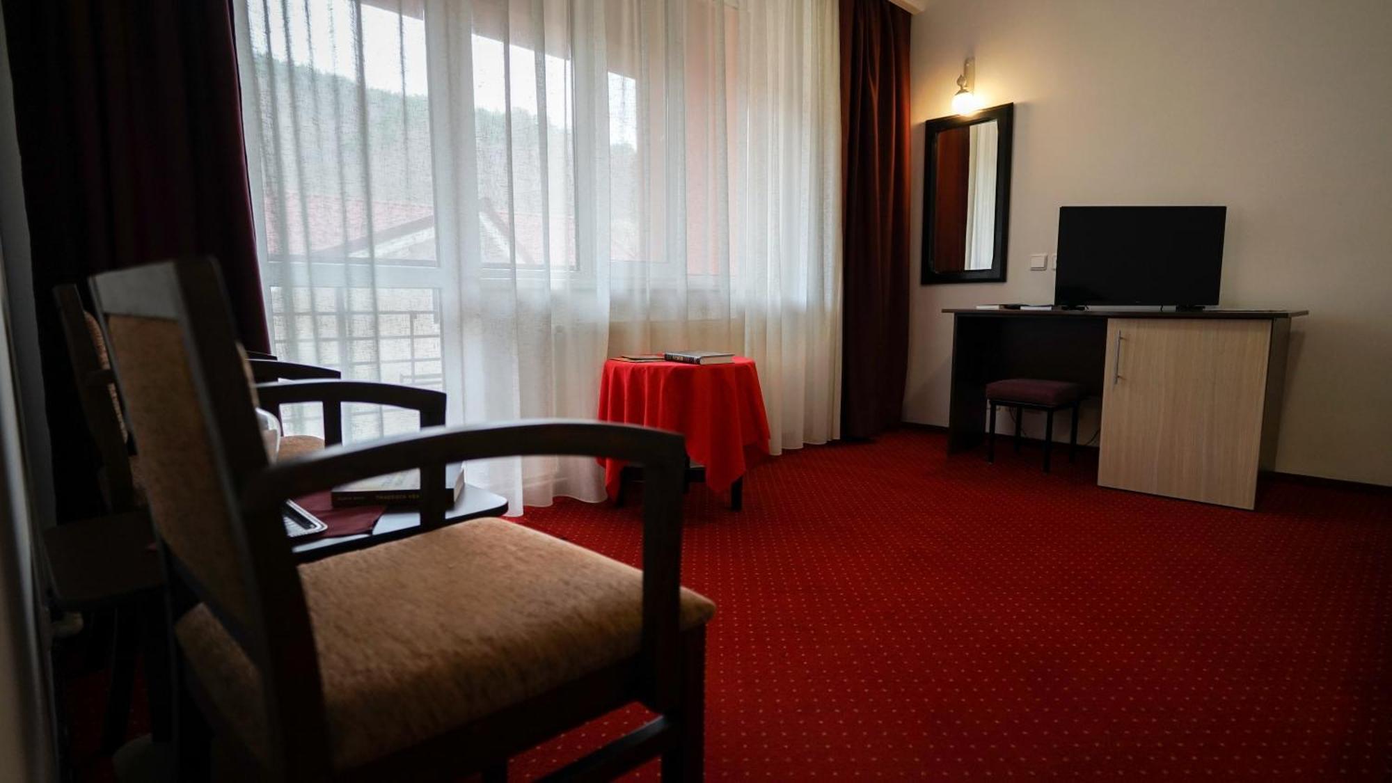 Vila Trandafirul Si Liliacul Hotel Caciulata Exterior photo