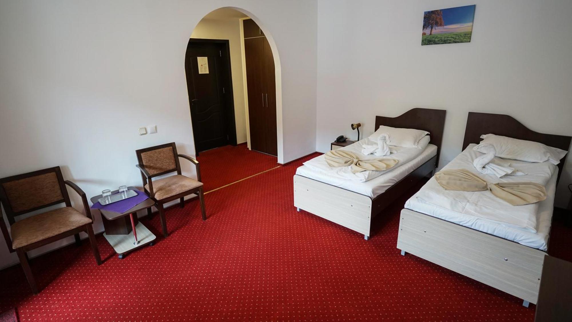 Vila Trandafirul Si Liliacul Hotel Caciulata Exterior photo